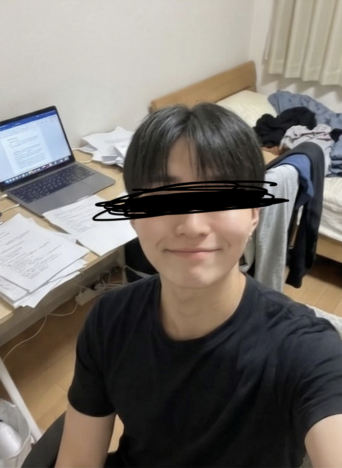 NG例：背景が散らかった部屋での自撮り